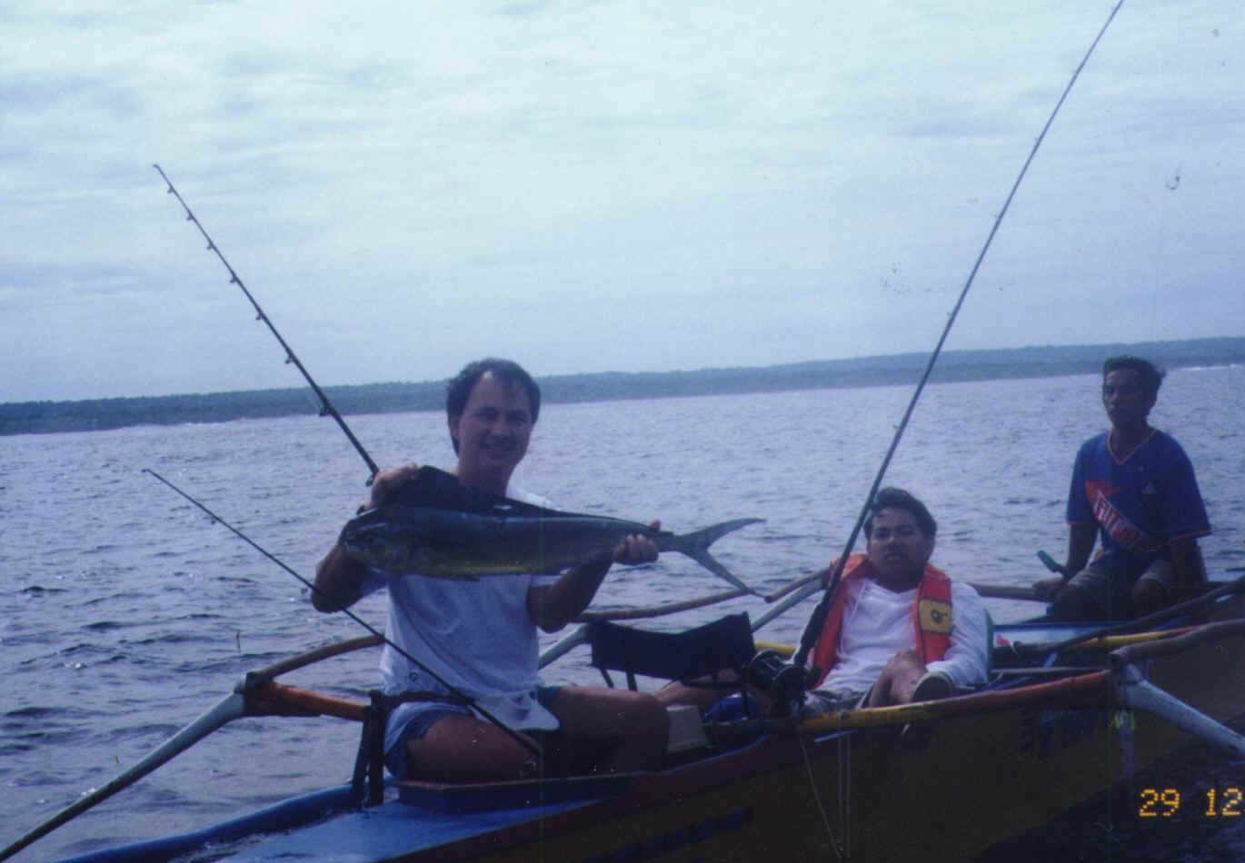 Mike holding dorado horizontally with Robbie on the boat.JPG (129249 bytes)